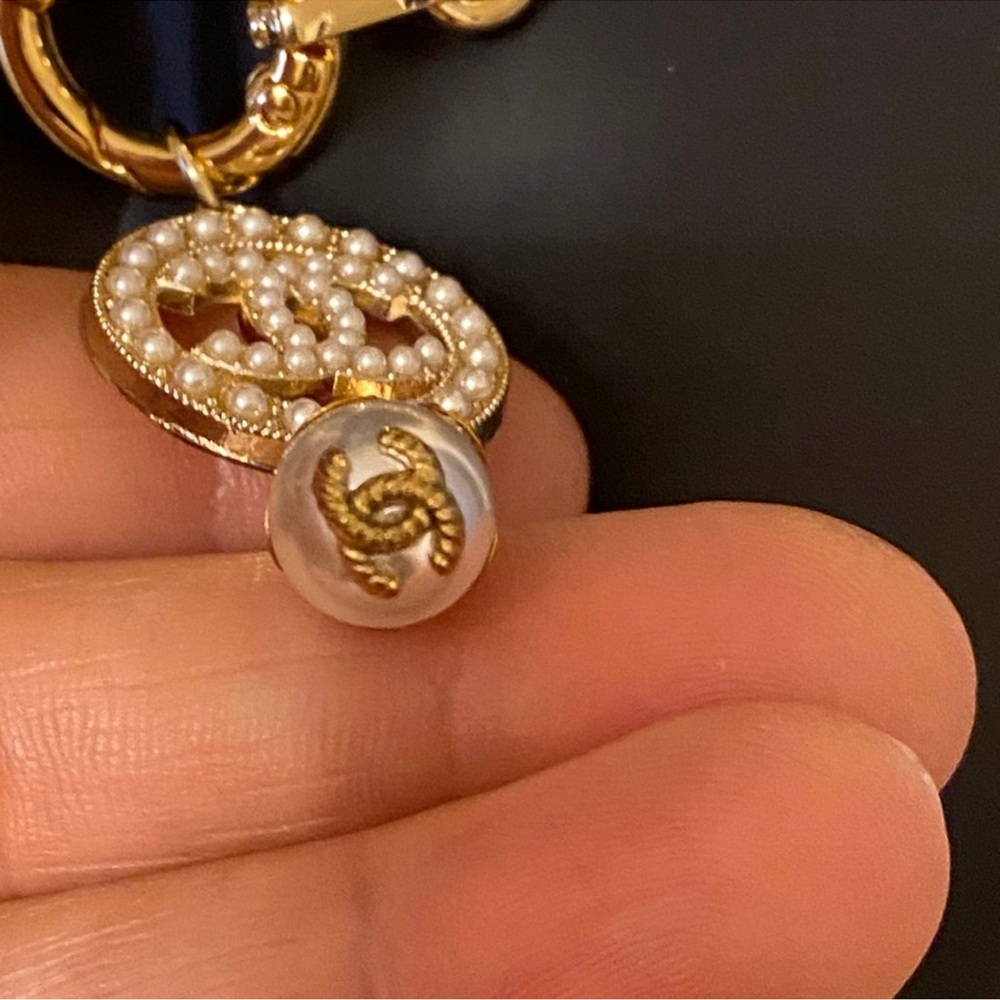 CHANEL Gold-Tone Double CC Pearl Drop Pendant - Picture 4 of 12